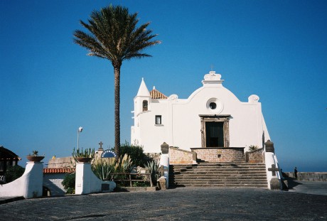 Kostel u pobřeží